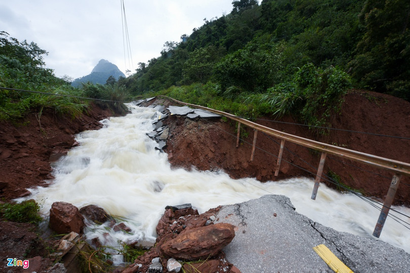 Quốc lộ 12A bị nứt gãy như động đất