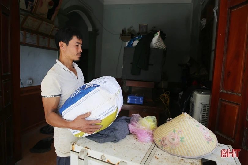 2 ngày “quên ăn” cứu hàng trăm người dân trong “tâm lũ” Hà Tĩnh