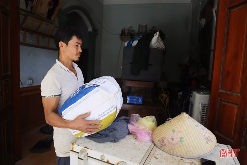 2 ngày “quên ăn” cứu hàng trăm người dân trong “tâm lũ” Hà Tĩnh