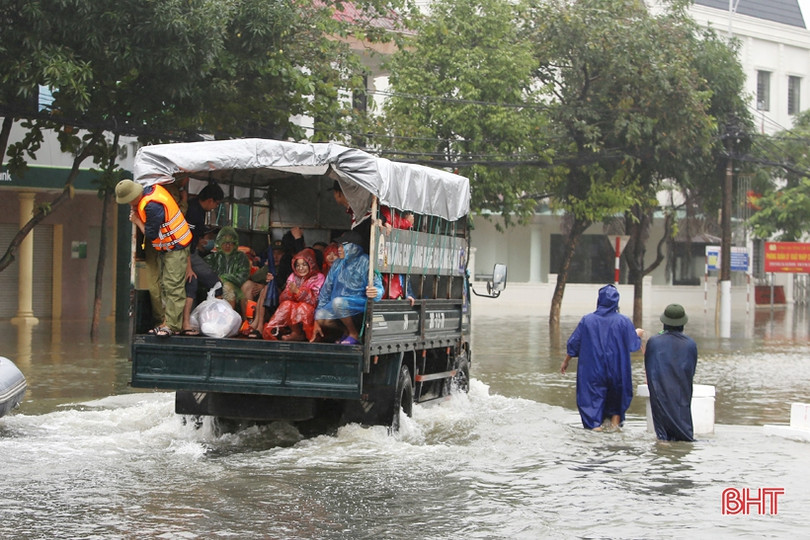 Hà Tĩnh: Nhiều xe tải lớn làm “taxi” miễn phí cho người dân vùng lụt