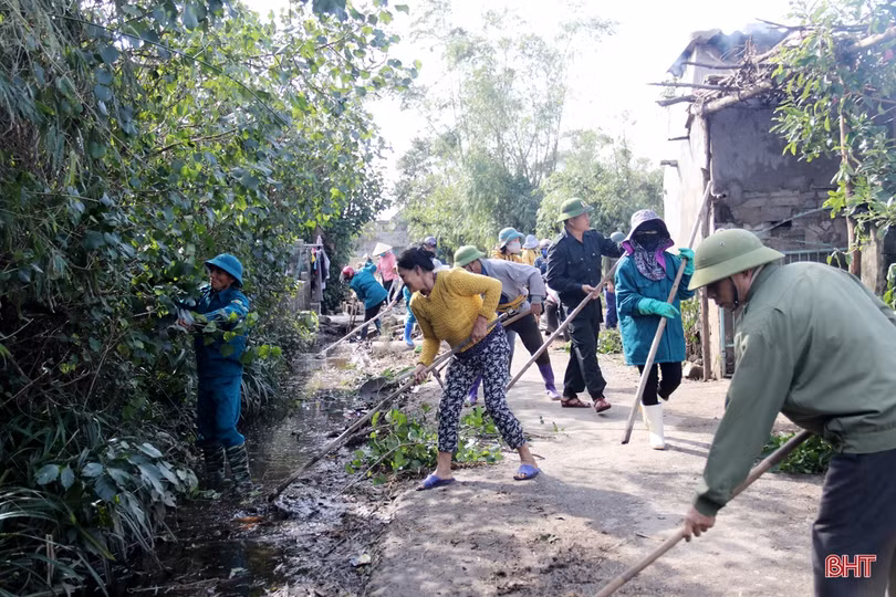 Hơn 1.000 cán bộ, chiến sĩ TX Kỳ Anh giúp dân khắc phục hậu quả mưa lũ