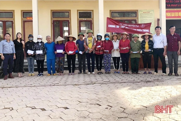 Thêm nhiều phần quà ý nghĩa hướng về người dân vùng lũ Hà Tĩnh