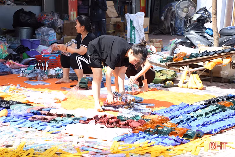 Tranh thủ trời nắng, tiểu thương Hà Tĩnh phơi hàng hóa sau mưa lũ
