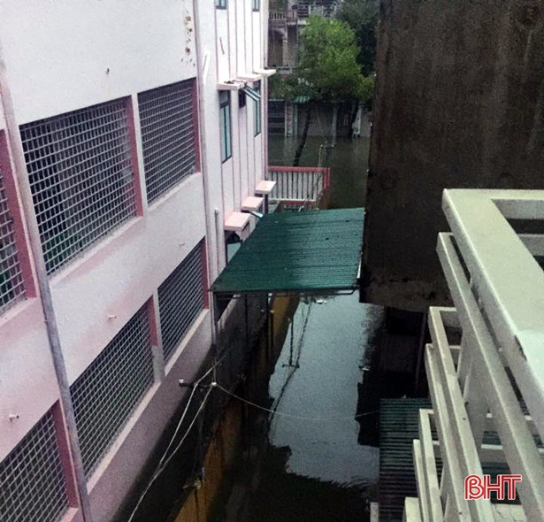 Sáng nay, nhiều phường ở TP Hà Tĩnh vẫn ngập sâu trong nước