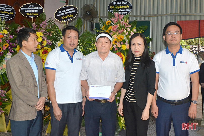 Trao 60 triệu đồng cho các thân nhân liệt sỹ Hà Tĩnh hy sinh ở Quảng Trị