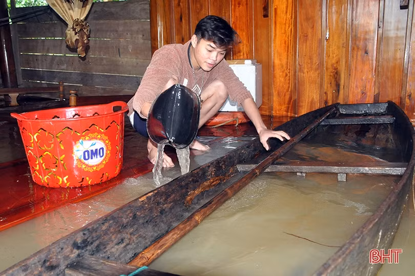 “Mục sở thị” cảnh sống chung với lũ của người dân miền núi Hà Tĩnh