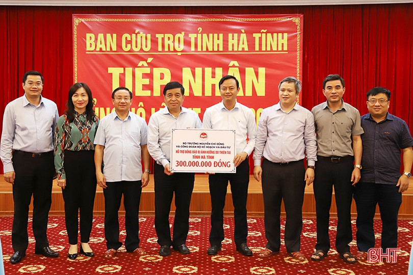 Bộ trưởng Bộ Kế hoạch & Đầu tư động viên, hỗ trợ Nhân dân vùng lũ Hà Tĩnh