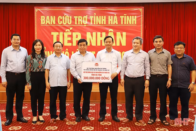 Bộ trưởng Bộ Kế hoạch & Đầu tư động viên, hỗ trợ Nhân dân vùng lũ Hà Tĩnh