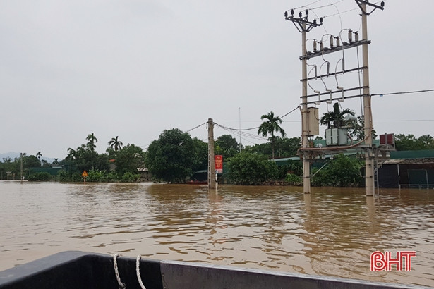 70% khách hàng ở “tâm lũ” Hà Tĩnh được cấp điện trở lại