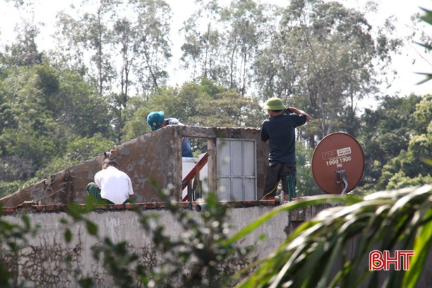 Người dân các địa phương ở Hà Tĩnh tập trung xử lý môi trường sau lũ
