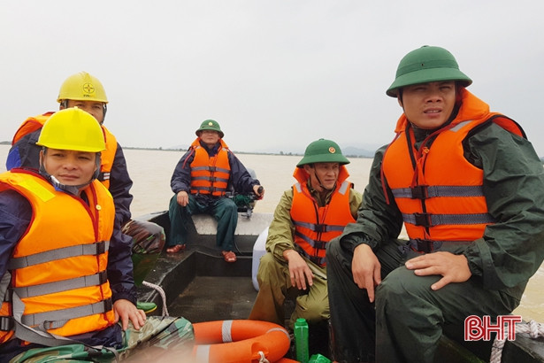 70% khách hàng ở “tâm lũ” Hà Tĩnh được cấp điện trở lại