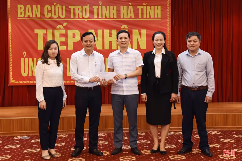 Hơn 320 tổ chức, cá nhân ủng hộ đồng bào vùng lũ Hà Tĩnh 24 tỷ đồng 