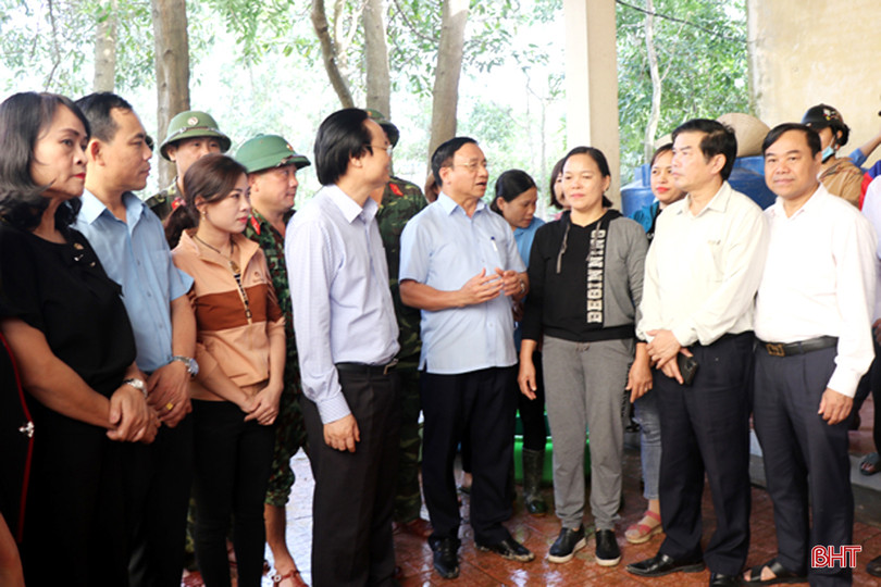 Bộ trưởng Bộ GD&ĐT thăm, tặng quà các trường học vùng lũ Hà Tĩnh