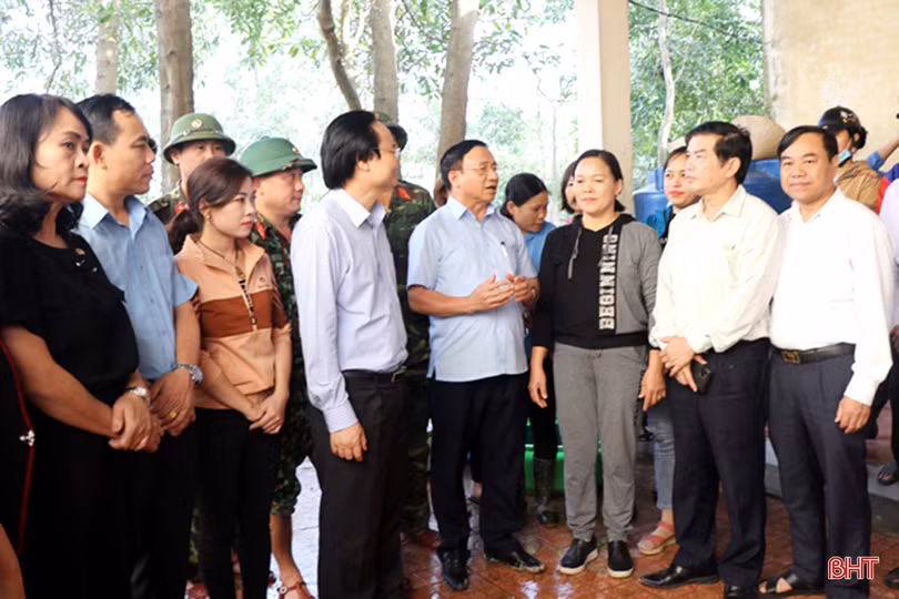 Bộ trưởng Bộ GD&ĐT thăm, tặng quà các trường học vùng lũ Hà Tĩnh