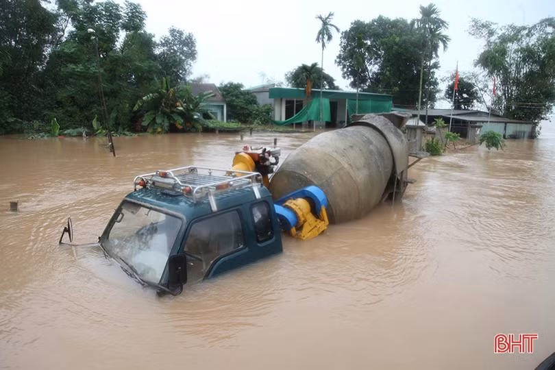 Mênh mông biển nước nhấn chìm hàng chục nghìn nhà dân ở Hà Tĩnh