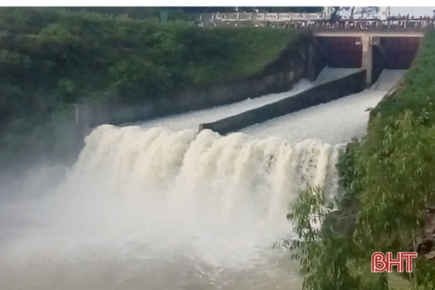 Hồ Kẻ Gỗ đang xả 250m<sup>3</sup>/s, sẽ tăng lưu lượng lên 300 - 400m<sup>3</sup>/s vào 7 giờ sáng 26/10