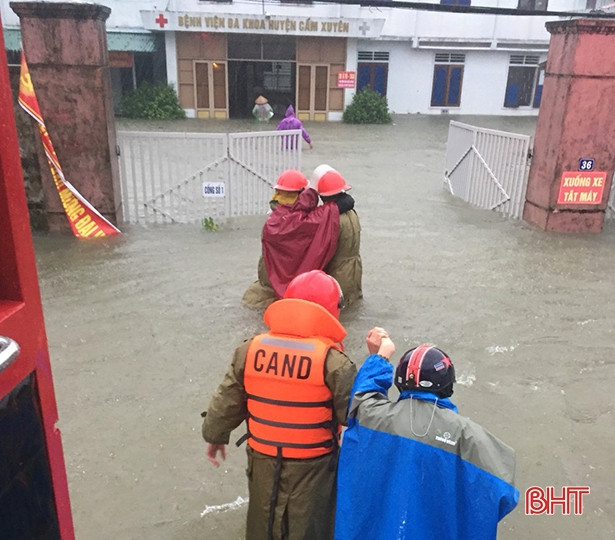 Công an Hà Tĩnh đưa sản phụ vượt lũ đến bệnh viện sinh con
