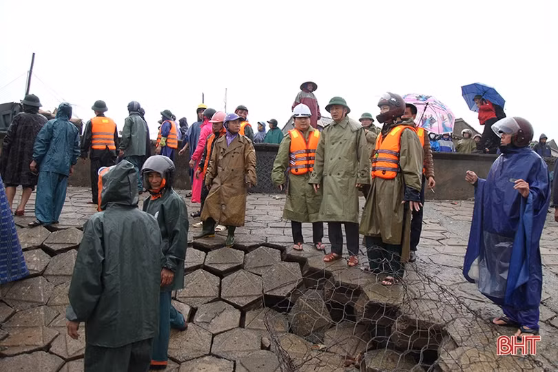 Huy động cả trăm người ứng cứu đê biển bị sạt lở ở Cẩm Nhượng