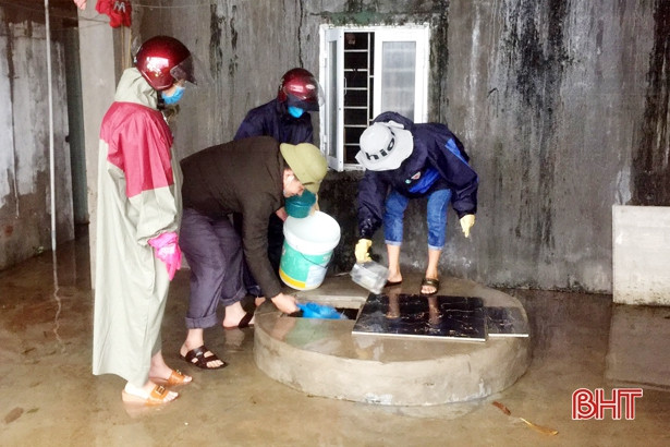 Người dân các địa phương ở Hà Tĩnh tập trung xử lý môi trường sau lũ