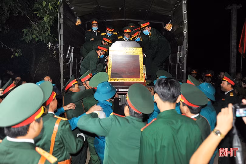 Dâng hương tưởng niệm các liệt sỹ hy sinh tại Quảng Trị