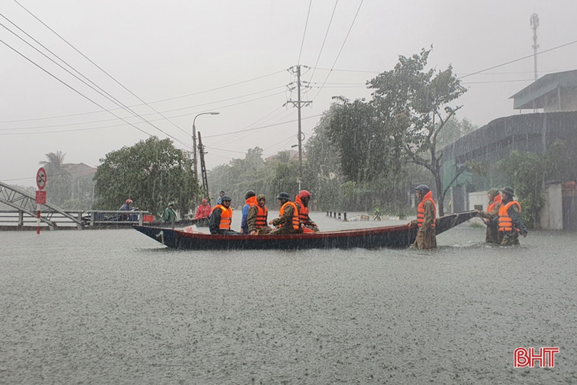 Nước lũ lên nhanh, người dân TP Hà Tĩnh đổ xô mua lương thực tích trữ