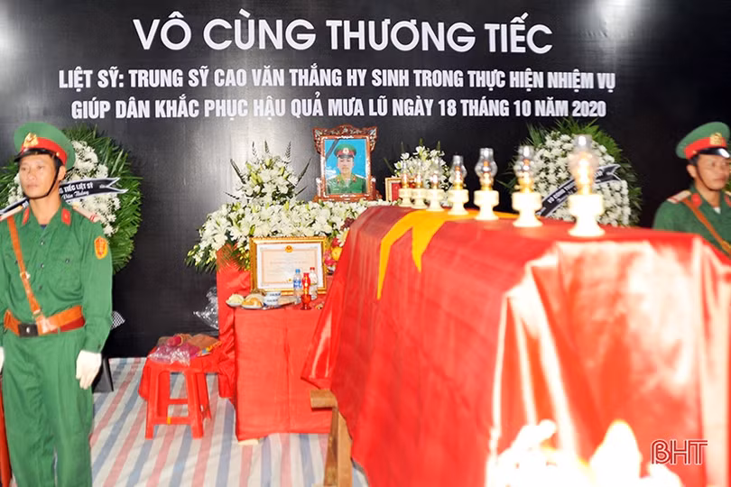 Dâng hương tưởng niệm các liệt sỹ hy sinh tại Quảng Trị