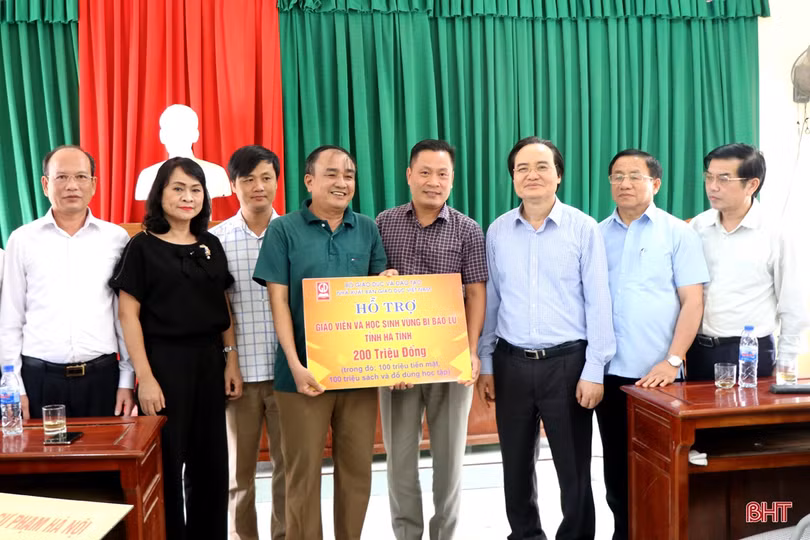 Bộ trưởng Bộ GD&ĐT thăm, tặng quà các trường học vùng lũ Hà Tĩnh