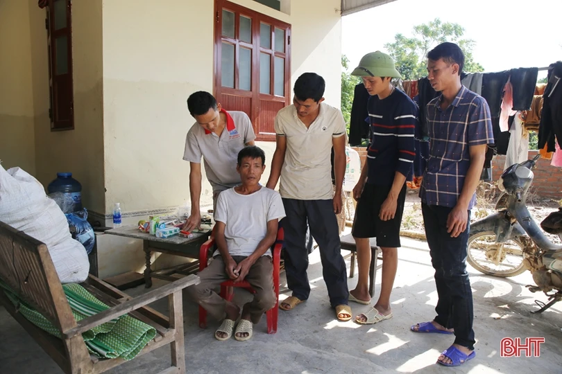 2 ngày “quên ăn” cứu hàng trăm người dân trong “tâm lũ” Hà Tĩnh