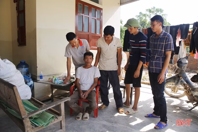 2 ngày “quên ăn” cứu hàng trăm người dân trong “tâm lũ” Hà Tĩnh