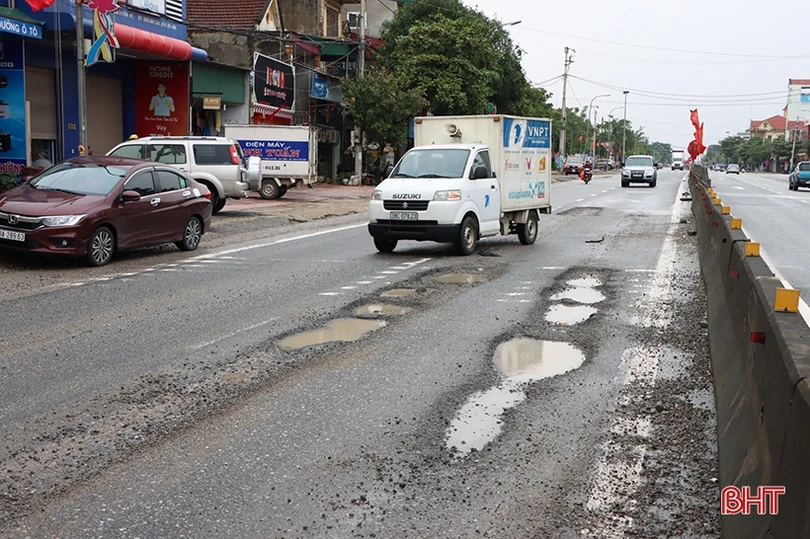 Nhiều đoạn Quốc lộ 1 hư hỏng nặng do mưa lũ