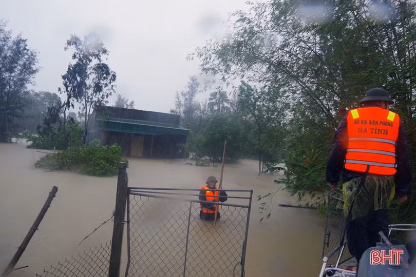 Bộ đội Biên phòng Hà Tĩnh điều 200 cán bộ, chiến sỹ ứng cứu người dân vùng lũ