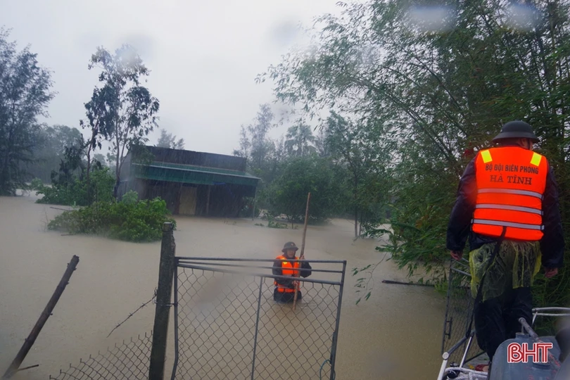 Bộ đội Biên phòng Hà Tĩnh điều 200 cán bộ, chiến sỹ ứng cứu người dân vùng lũ