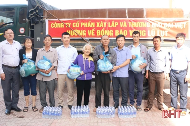 Thêm nhiều phần quà ý nghĩa hướng về người dân vùng lũ Hà Tĩnh
