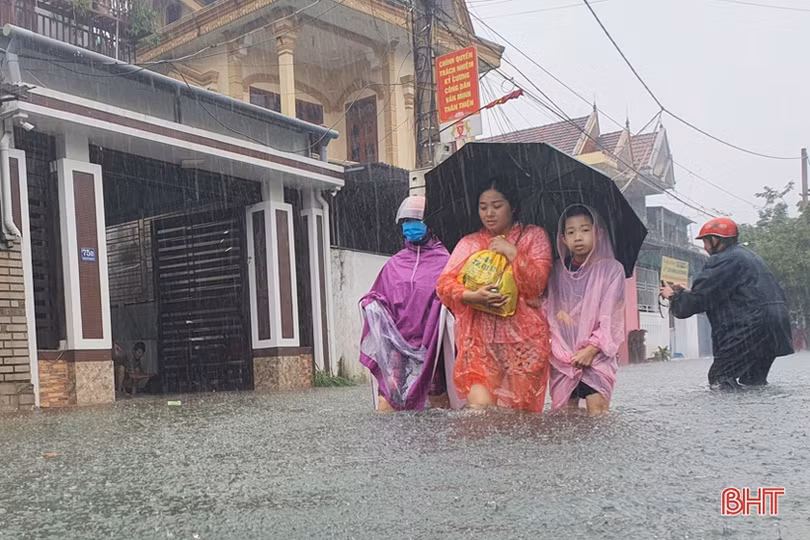 Nước lũ lên nhanh, người dân TP Hà Tĩnh đổ xô mua lương thực tích trữ