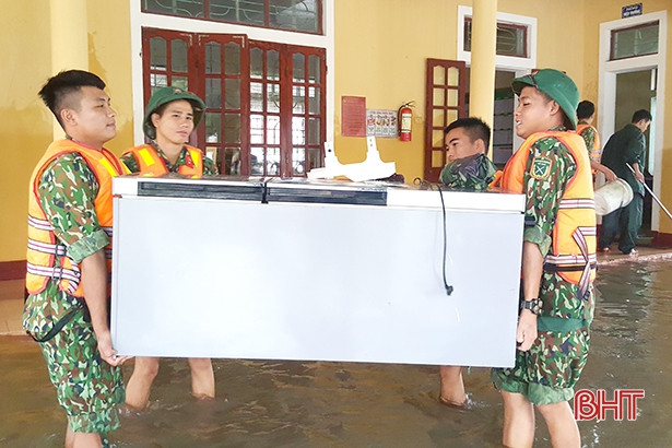 Trung đoàn 841 giúp Trường THCS Hà Huy Tập vệ sinh trường lớp sau lũ