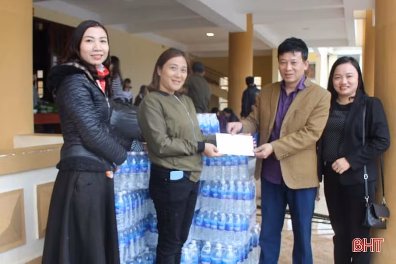 Các tổ chức, cá nhân tiếp tục ủng hộ bà con vùng lũ Hà Tĩnh