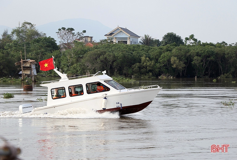 Công an Hà Tĩnh tiếp nhận 1 chiếc ca nô phục vụ cứu hộ, cứu nạn