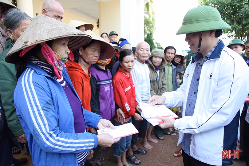 Bí thư Tỉnh ủy thăm hỏi, động viên người dân vùng lũ Cẩm Xuyên