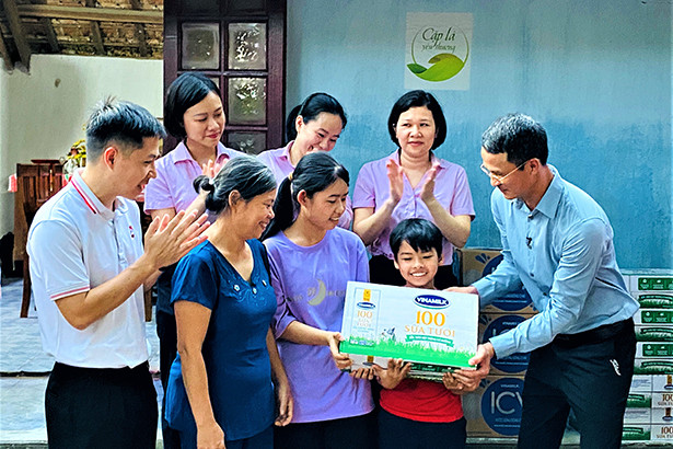 Vòng tay yêu thương của Vinamilk đến với những “chiếc lá chưa lành”