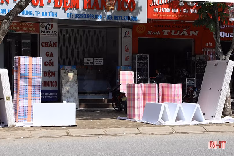 Tranh thủ trời nắng, tiểu thương Hà Tĩnh phơi hàng hóa sau mưa lũ