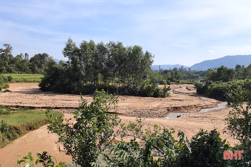 Người dân vùng thượng Kỳ Anh kể chuyện lở núi trong đêm, nhiều khối đá lớn rơi ầm ầm