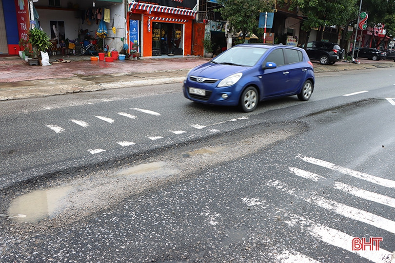 Nhiều đoạn Quốc lộ 1 hư hỏng nặng do mưa lũ