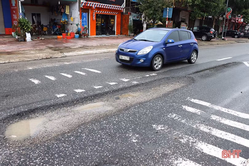 Nhiều đoạn Quốc lộ 1 hư hỏng nặng do mưa lũ