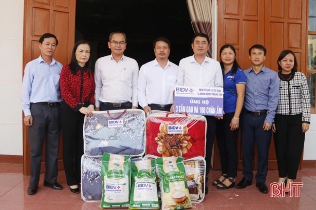 Nhiều tình cảm hỗ trợ đến với người dân vùng lũ