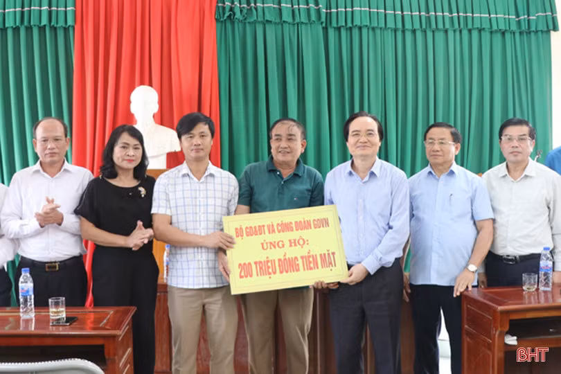 Bộ trưởng Bộ GD&ĐT thăm, tặng quà các trường học vùng lũ Hà Tĩnh