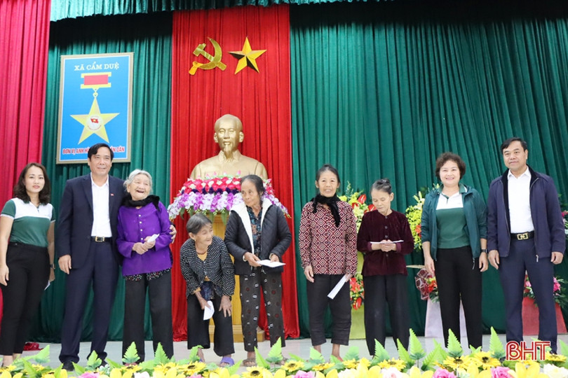 Chủ tịch Hội Nông dân Việt Nam thăm hỏi, trao quà cho người dân vùng lũ Cẩm Xuyên