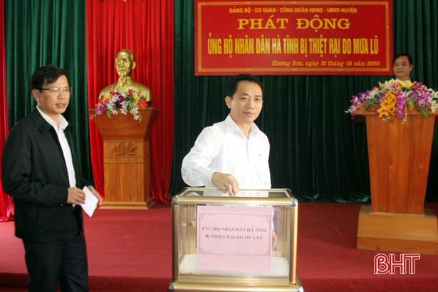 Hương Sơn quyên góp gần 40 triệu đồng ủng hộ người dân vũng lũ