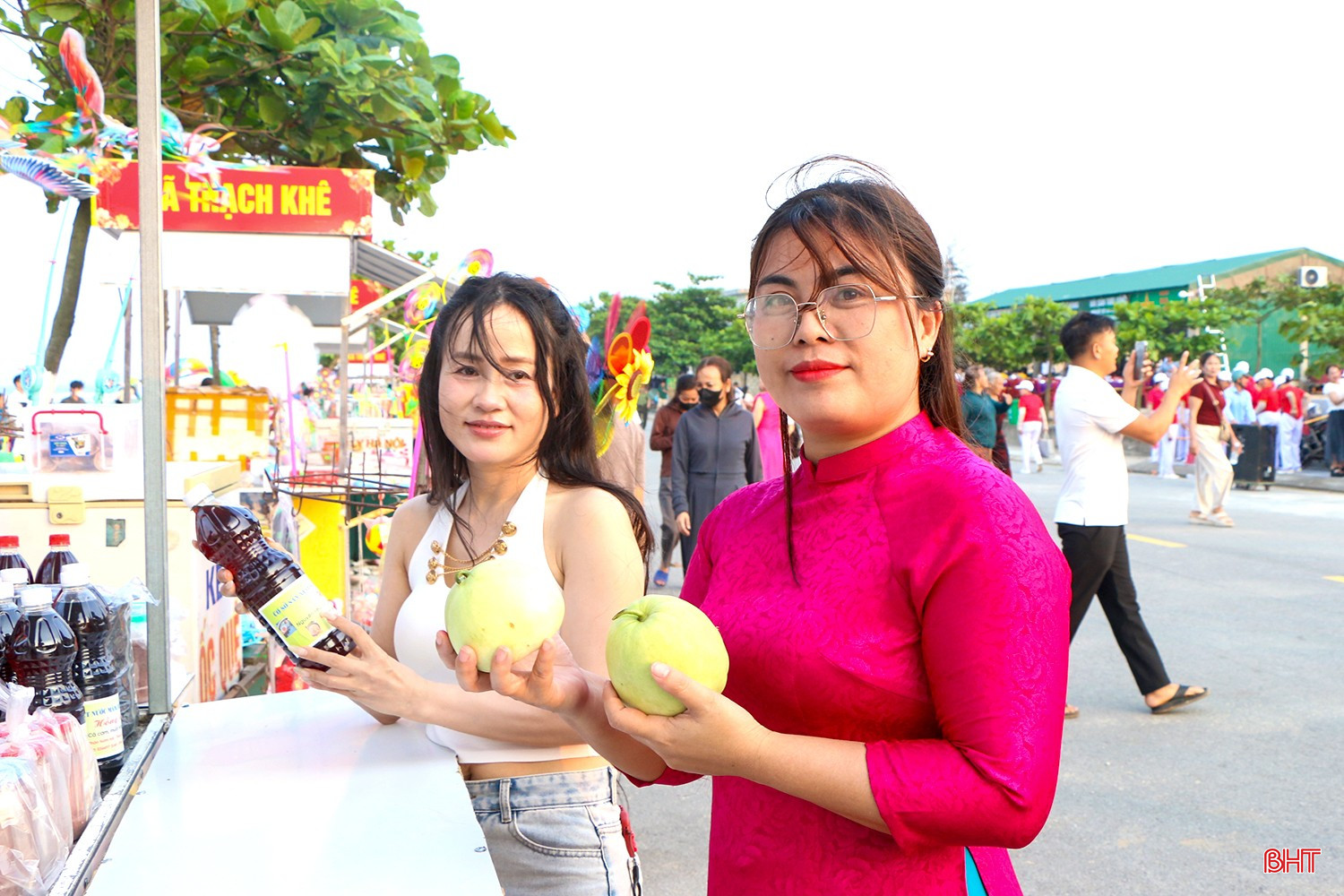 Du khách thích thú với không gian mới mẻ của bãi biển Thạch Hải, vừa vui chơi, tắm biển và trải nghiệm, mua sắm sản phẩm địa phương.