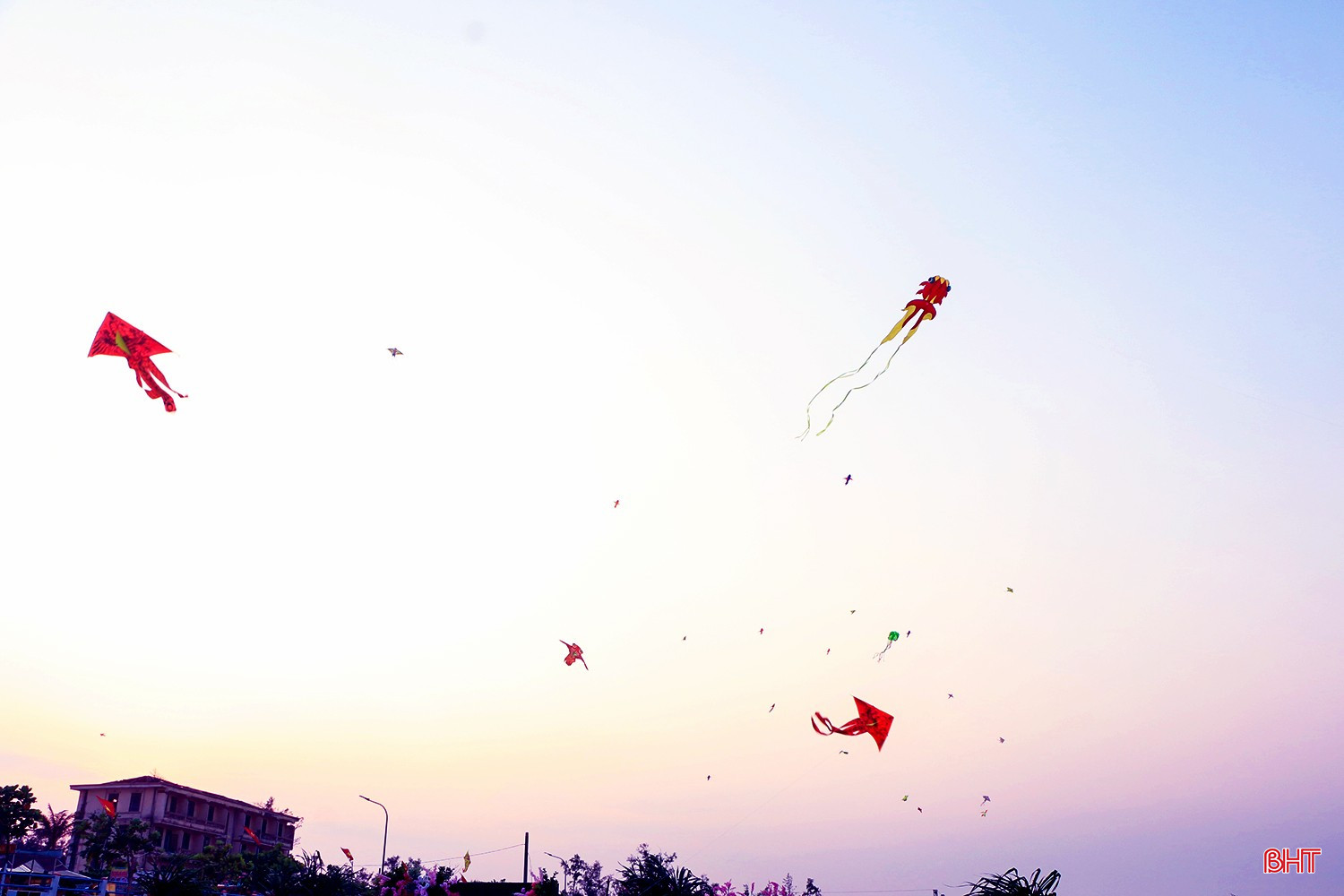 Những cánh diều vút cao giữa bầu trời tạo điểm nhấn ấn tượng cho không gian du lịch biển.