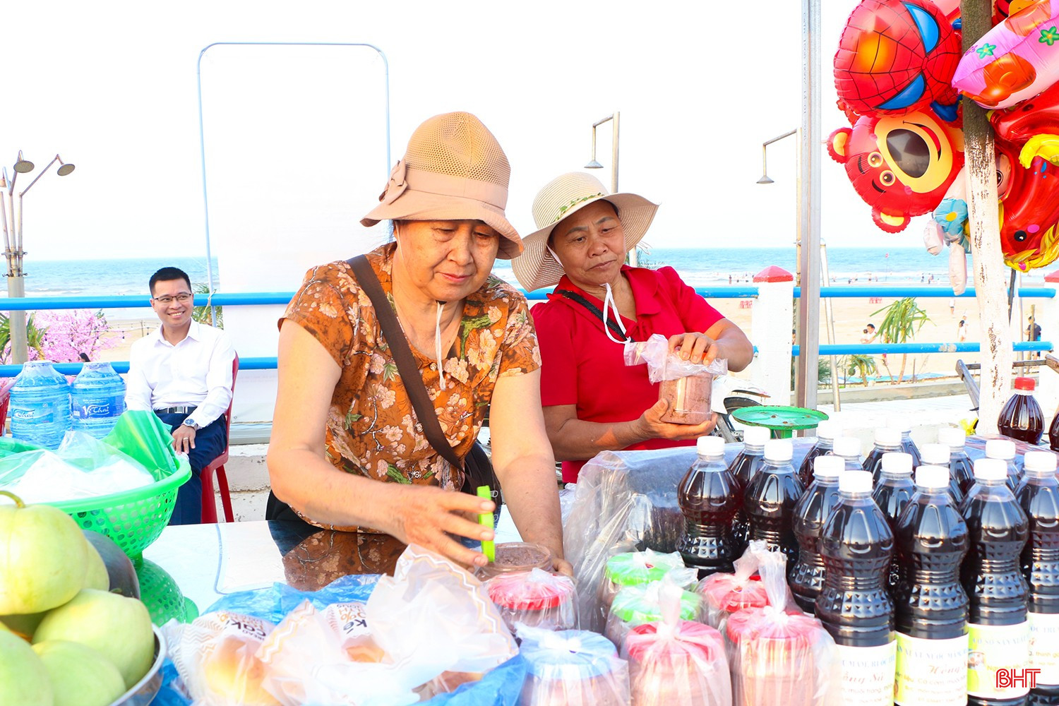 Dọc tuyến đường bên bãi biển, gần 20 gian hàng được bố trí, trưng bày, giới thiệu sản phẩm OCOP, đặc sản của xã Thạch Khê và các địa phương khác đến với du khách.